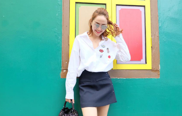 Minh Hằng tung tăng dạo bước giữa khu phố đầy sắc màu ở Singapore.