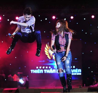 Dương Triệu Vũ và ca sỹ Thanh Thảo một thời trẻ trâu, quậy tưng bừng trong show dành cho Mừng SHBET phiên bản mới 2025.