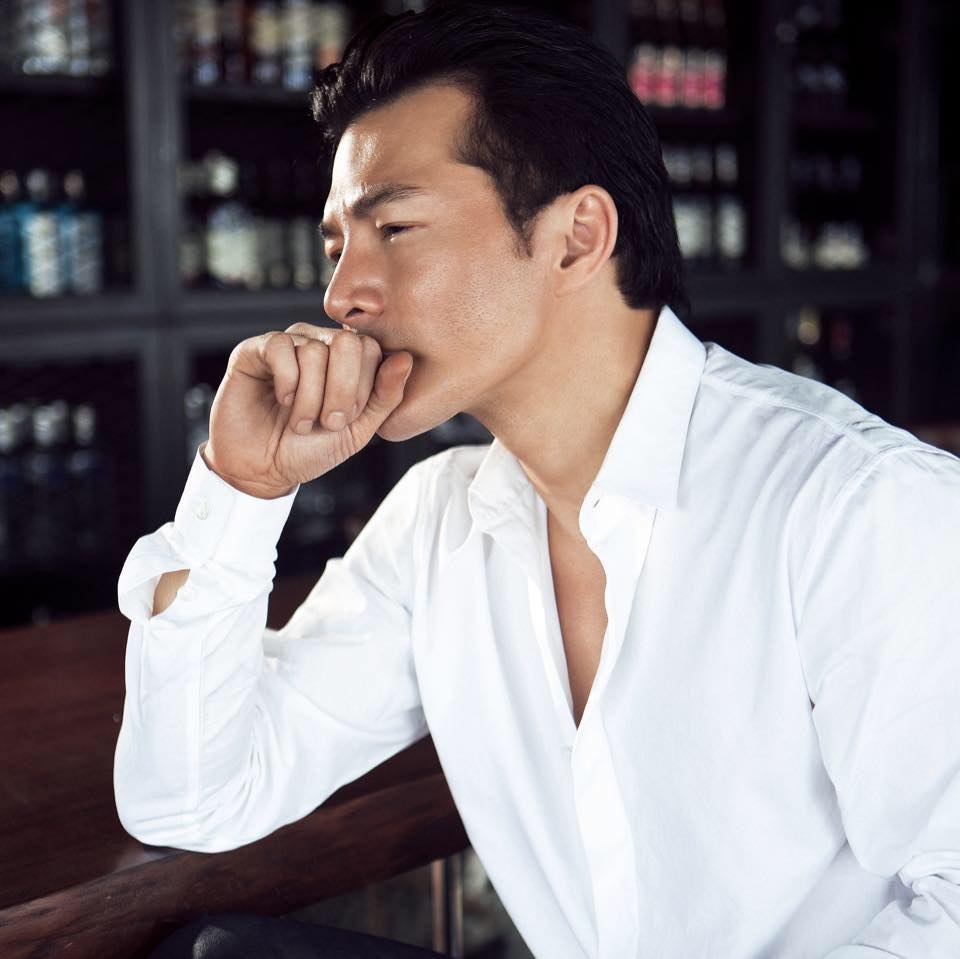 Trần Bảo Sơn lịch lãm và phong độ trong hình ảnh trầm ngâm mới.