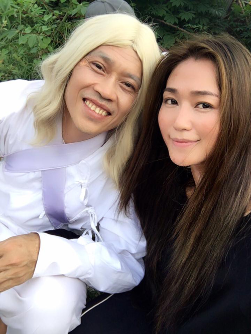 Khánh My đăng ảnh chụp chung với danh hài Hoài Linh khi có cơ hội quay phim chung: 'Cuối cùng cũng xong sau một tháng trời ròng rã, cực khổ, nắng mưa cùng nhau. Sẽ nhớ mọi người rất nhiều. Cảm ơn tất cả ekip đã luôn cố gắng và vất vả để chúng ta có được những thước phim đẹp. Cảm ơn mọi người rất nhiều!'.