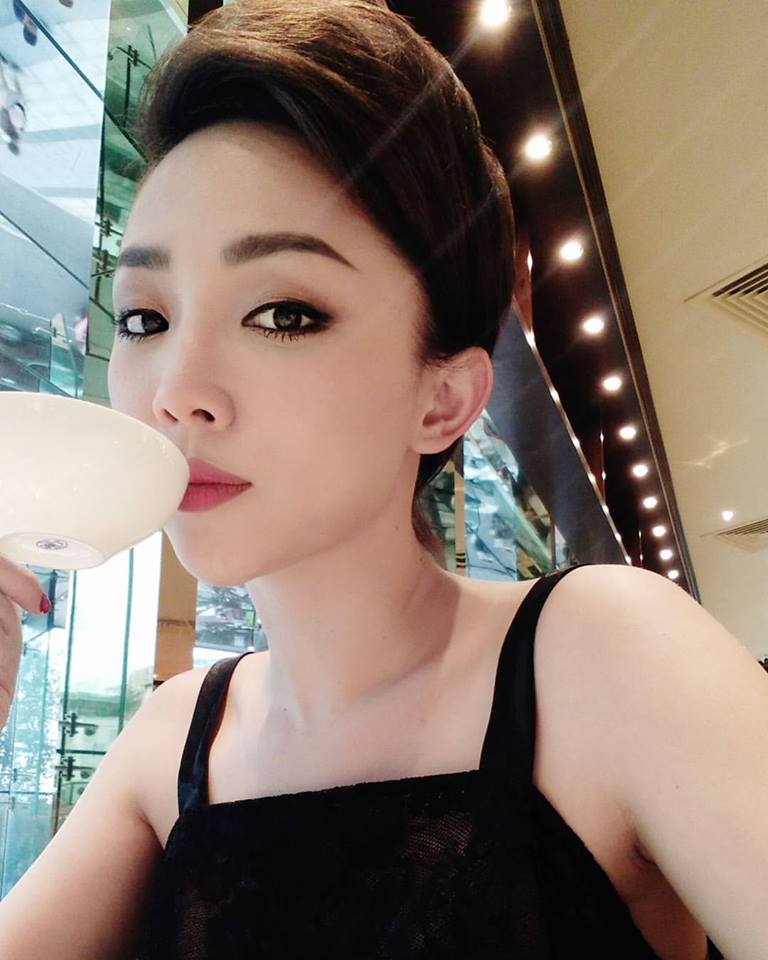 Tóc Tiên 'Giả vờ thanh tao. Thật ra đi event buổi trưa 'lỡ' điệu nên đi trà chiều tí cho xuynh'.