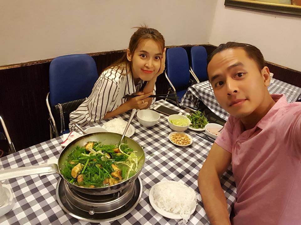 Văn Anh đưa vợ đi thưởng thức ẩm thực thủ đô ngày mưa: 'Hà Nội mưa gió quá! Giờ mới có dịp dắt vợ đi ăn chả cá...'.