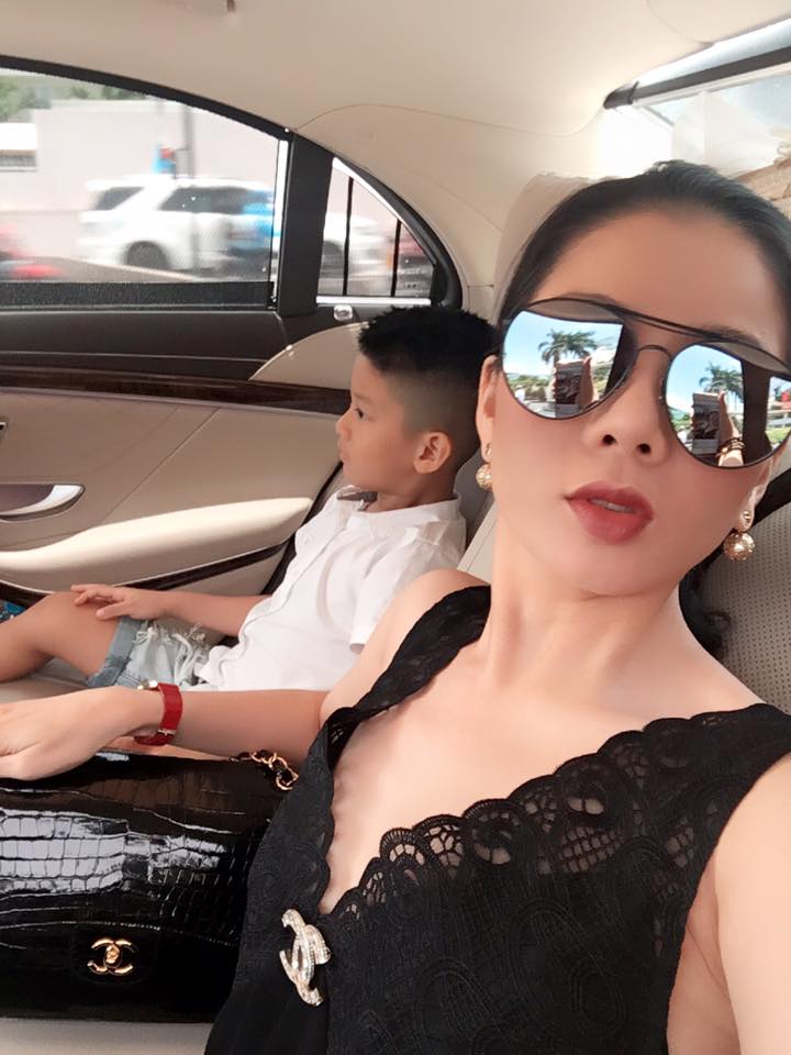 Lệ Quyên khoe niềm vui: 'Cho anh bạn hấu hí đi diễn với mẹ'.
