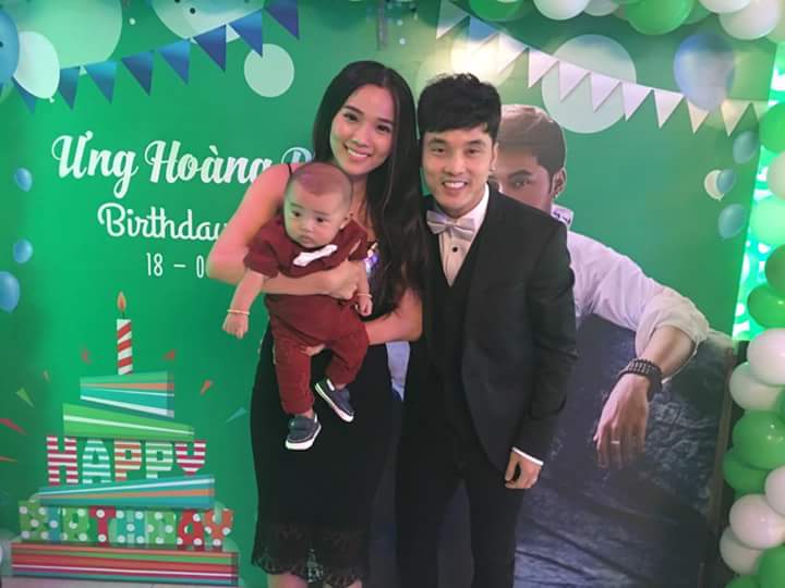 Ưng Hoàng Phúc: 'My family ... yêu lắm... thương lắm... Bé Quốc Minh lần đầu dự sinh nhật bố nên còn hơi bỡ ngỡ và mắc cỡ....'.
