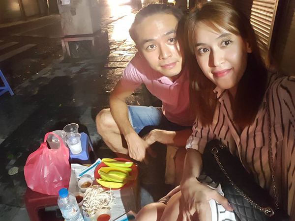 Hai vợ chồng Văn Anh - Tú Vi ra Hà Nội đúng đêm mưa, cùng nhau đi ăn mực nướng vỉa hè: 'Mực nướng đêm Hàng Bồ... ngồi ăn được nghe giọng mấy ảnh mời khách mà vui ghê'.