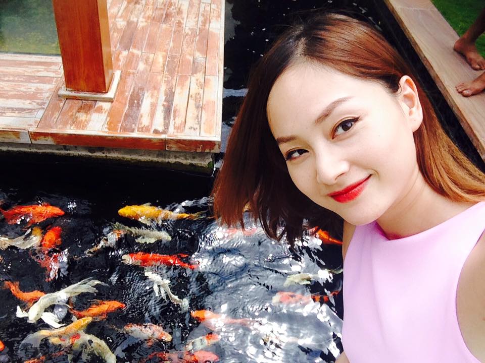 Lan Phương hóm hỉnh chơi đùa với cá: 'Bống bống bang bang, lên ăn cơm vàng cơm bạc nhà ta'.