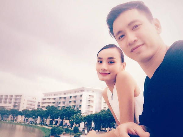 Lê Thúy cười dịu dàng khi ở bên chồng: 'Chẳng cần gì nhiều... Cuối tuần bình yên thế thôi'.
