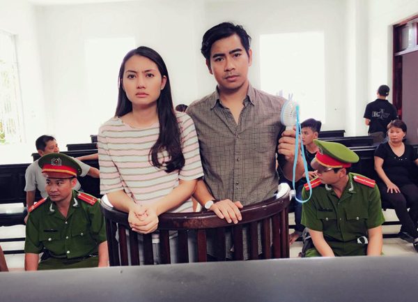Ngọc Lan và Thanh Bình đăng ảnh đứng trước vành móng ngựa trong một cảnh phim đi kèm lời chú thích hài hước: 'Toà tuyên án: tử hành (là bắt ăn hành cho tới chết). Hai bị cáo có thể nói lời cuối cùng: 'Bị cáo Thanh Bình: 'Em muốn bán cái quạt đang cầm trên tay giá 79.000 đồng tặng kèm 2 cục pin. Ai mua có thể liên hệ địa chỉ: số 21 đường Hỏa Thiêu, phường Đào Hố, thành phố Địa Phủ. Bị cáo Ngọc Lan: 'Có gì muốn nói thì cùm mên ở dưới!'.