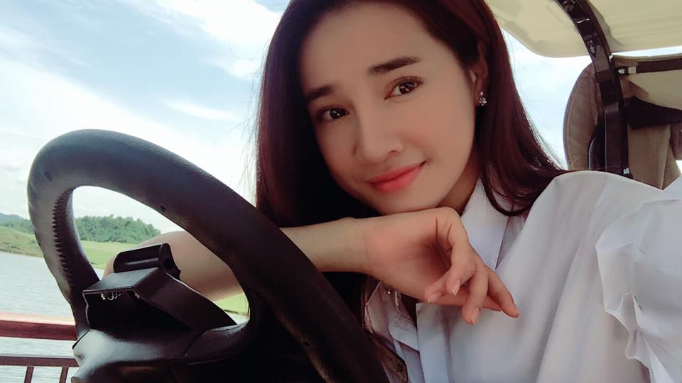 Diễn viên Nhã Phương 'Lên xe em anh nhé, em đưa anh đi khắp thế gian'.