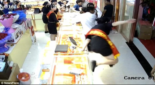 Hot: mặc váy ngắn, nữ nhân viên phi qua tủ kính bắt tên cướp vàng