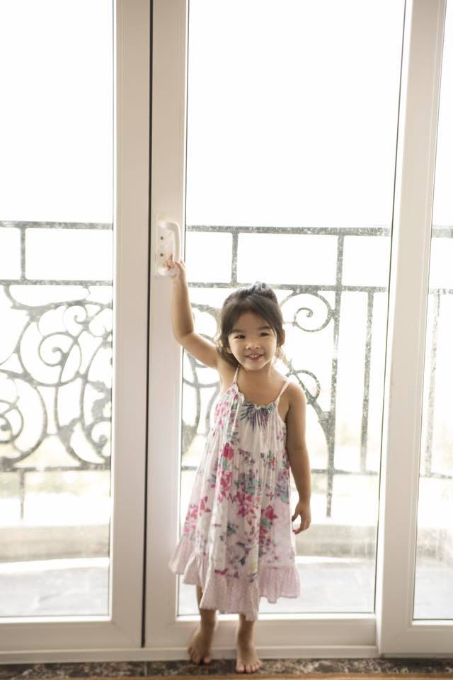 Xuân Lan: 'Bố đi xa rồi, con đừng khóc nhõng nhẽo đòi bố nữa nhé con. Nhưng con thương Bố, con đòi Bố sao không được hả Mẹ? Ui! Mẹ đứng hình. Con hỏi nhiều câu bất ngờ quá. Rồi con sẽ quen, con sẽ thích nghi . Trái đất này nhỏ bé, rồi con sẽ có ngày gặp lại những người máu thịt ruột rà của con thôi. Còn bây giờ, hai mẹ con mình sống êm đềm hạnh phúc với nhau con nhé! Cám ơn đồng chí Bố đã cố gắng làm tròn trách nhiệm với bé Thỏ con !!'.