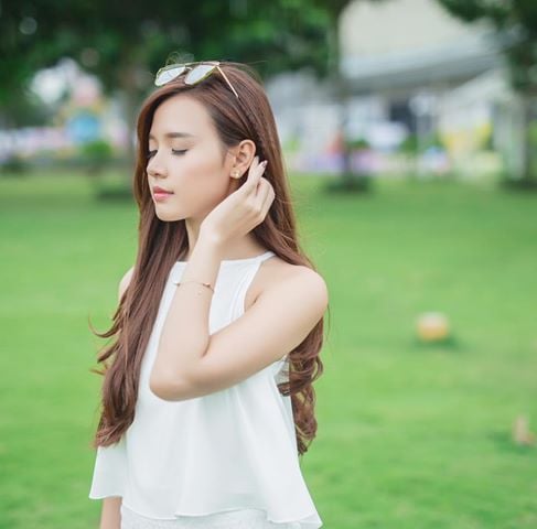 Hotgirl Midu 'Vì thanh xuân ngắn ngủi vô cùng , cuộc đời có bao người tri kỉ . Phải không?'.