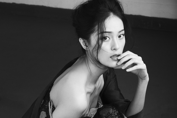 Bạn gái Cường Đô la gợi cảm 'khó tin' với đầm ren huyền bí