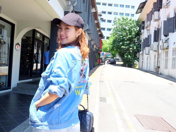 Minh Hằng cười tươi rạng rỡ trong chuyến đi Singapore, cô hào hứng viết: 'Vẫn còn hè nên vẫn phải rủ bạn rủ bè đi chơi'.