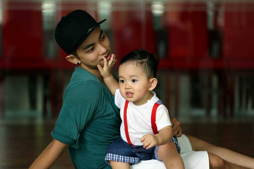 Phan Hiển hóm hỉnh nói về bức ảnh bên con: 'Ba đừng tán gái nha... con mách mẹ ngay...'.