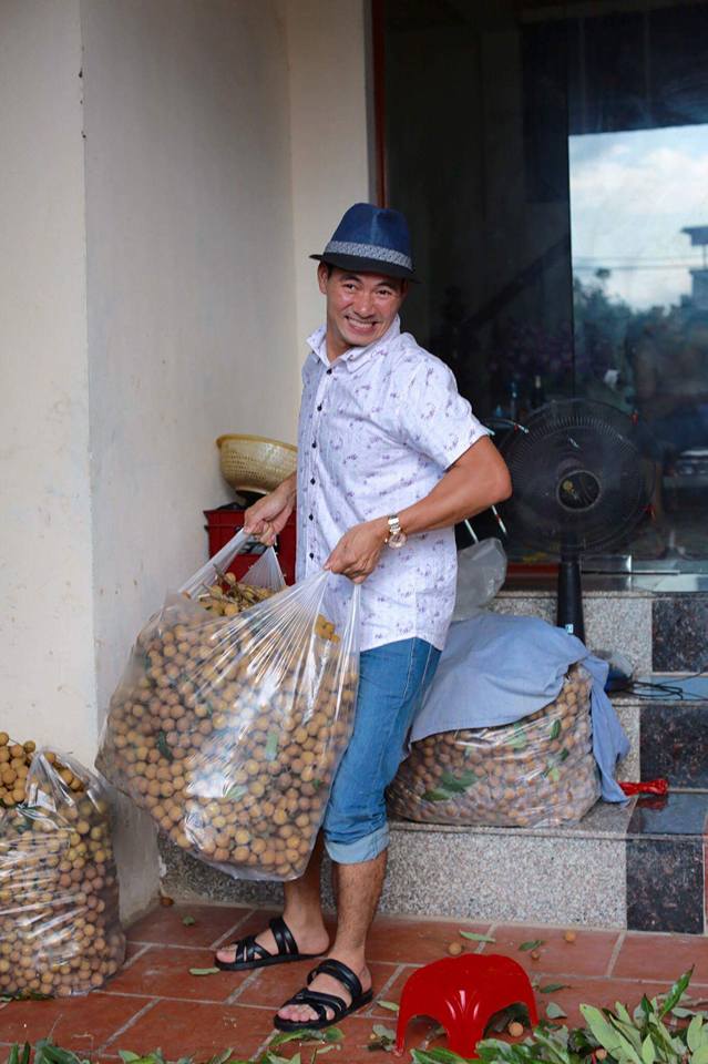 Danh hài Xuân Bắc khệ nệ bê những túi nhãn với vẻ mặt 'khó đỡ'.