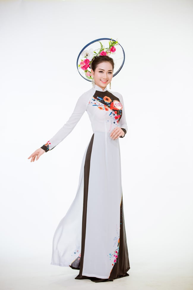 Phùng Lan Hương, sinh năm 1996, đến từ Hà Nội. Cô được ví giống diễn viên Ngọc Lan.