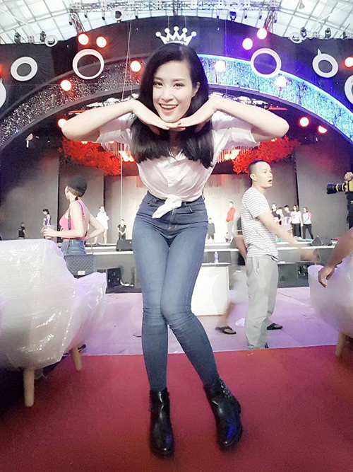 Đông Nhi tạo dáng dễ thương như đội vương miện, nữ ca sĩ chia sẻ: 'Haha không hiểu thi hoa hậu có được giải không ta'.