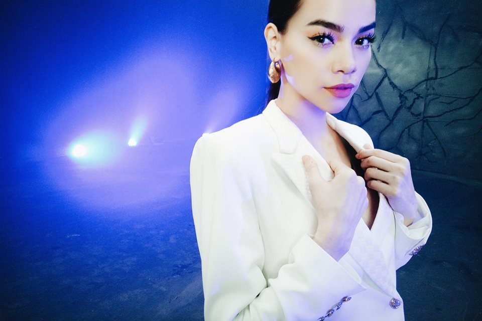 Hồ Ngọc Hà 'Phút chốc mỗi khi em ngước nhìn. Kìa mi cong mắt ướt say đắm'.