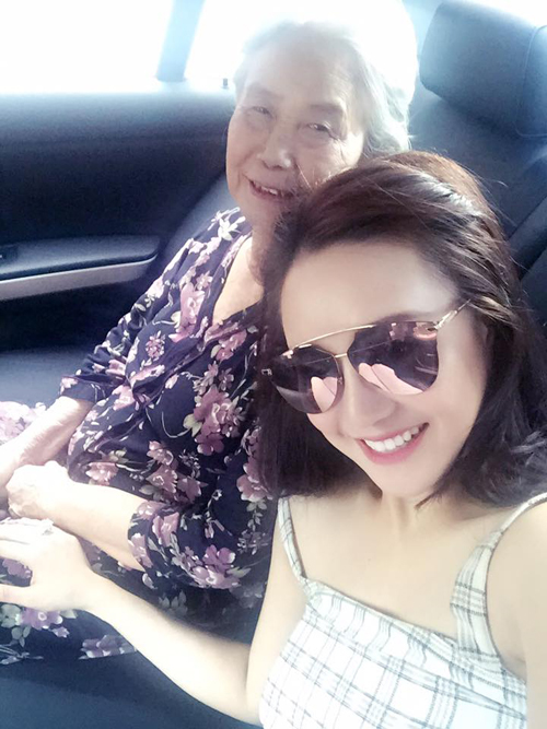 Vy Oanh cùng mẹ đi chụp hình, cô chú thích: 'Đưa mami yêu đi chụp hình, mới cách đó 4 năm mà mẹ đã khác nhiều lắm rồi'.