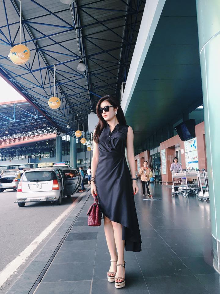 Á hậu Huyền My 'Thời trang sân bay mẹ mìn nạ'.
