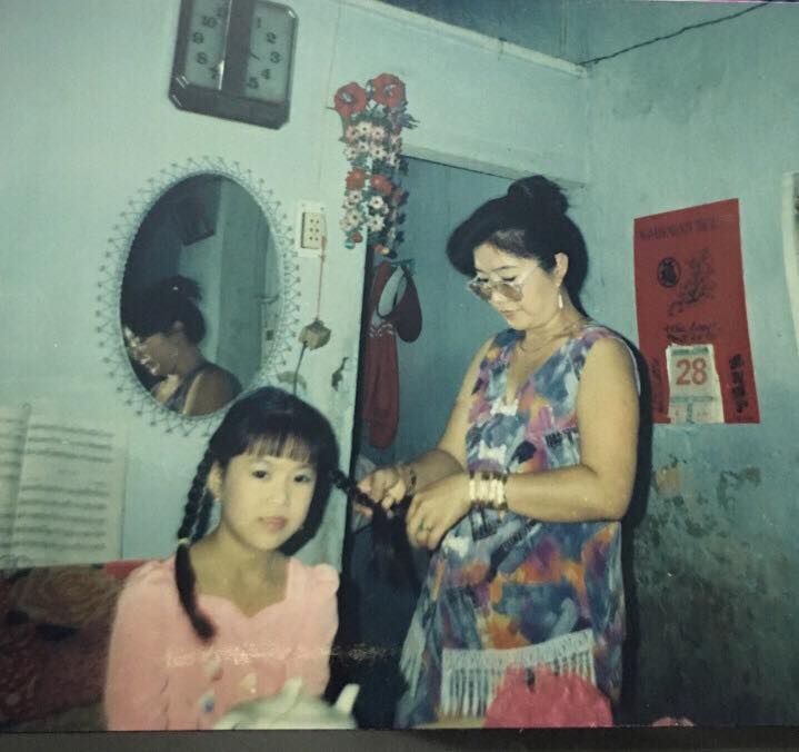Lê Phương 'Nhớ cảm giác đầy thích thú và ngưỡng mộ khi đứng nhìn 'bụi phấn bay bay' ... khi Ba vẽ bức tranh 'Mừng Sinh Nhật 10 tuổi'... Và đầy hãnh diện khi được Mẹ thắt cho hai bím tóc để chuẩn bị đón các bạn đến dự sinh nhật, được Ba Mẹ tổ chức cho lần đầu tiên kể từ sau Thôi Nôi. Con cảm ơn Ba Mẹ!! Cảm ơn cuộc đời dạy bao vấp ngã và cơ hội đứng lên làm lại cuộc đời!! Cảm ơn mọi người đã luôn ủng hộ và yêu thương để có được Lê Phương hôm nay!!! Cảm ơn Con trai, điều tuyệt vời nhất của Mẹ! Cảm ơn Anh, người đàn ông đã 'kiên nhẫn' với vết thương của người đàn bà đã cũ!!'.