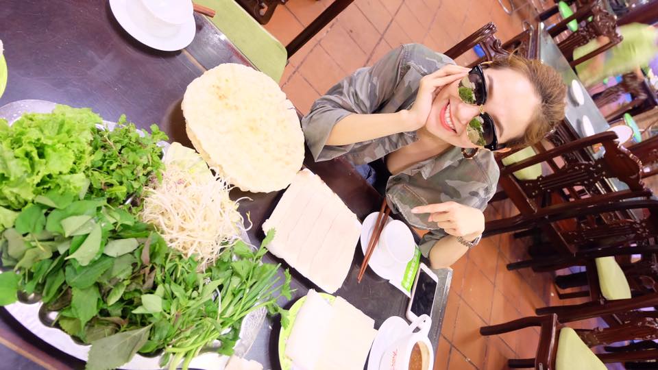 Minh Hằng: 'Lần nào đến Đà Nẵng cũng phải Ăn đặc sản Trần, bánh tráng thịt heo 2 đầu mỡ ngon thần thánh luôn.....Mời cả nhà thưởng thức với Heo nha...Mắm nêm ở đây nó ngon lạ thường xuất sắc'.