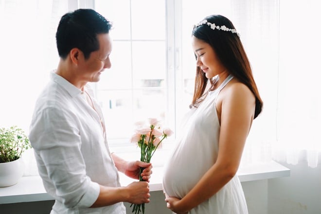 Phan Như Thảo mũm mĩm khoe bụng bầu 8 tháng bên chồng đại gia