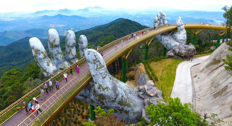 Cận cảnh thân hình gợi cảm của tân Hoa hậu Việt Nam.