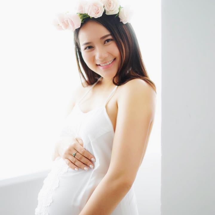 Phan Như Thảo diện đầm hai dây tông màu trắng gợi cảm, khoe bụng bầu dễ thương, sắp đến ngày sinh nở.