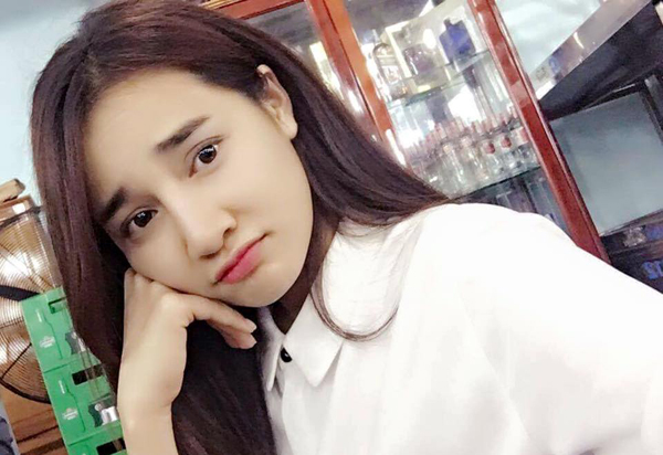 Nhã Phương đăng hình tự sướng với chú thích: 'Chào tuần mới, sắp hết tháng rồi cả nhà ơi'.
