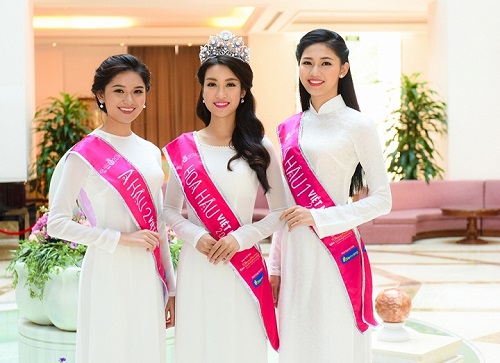 Ngày đầu tiên sau đăng quang, tân Hoa hậu và 2 Á hậu đã làm gì?