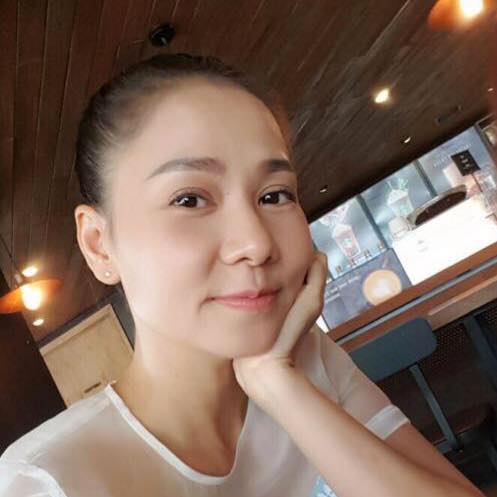Ca sỹ Thu Minh tự tin selfile giữa 'tâm bão' bị tố nợ nần tiền tỷ.
