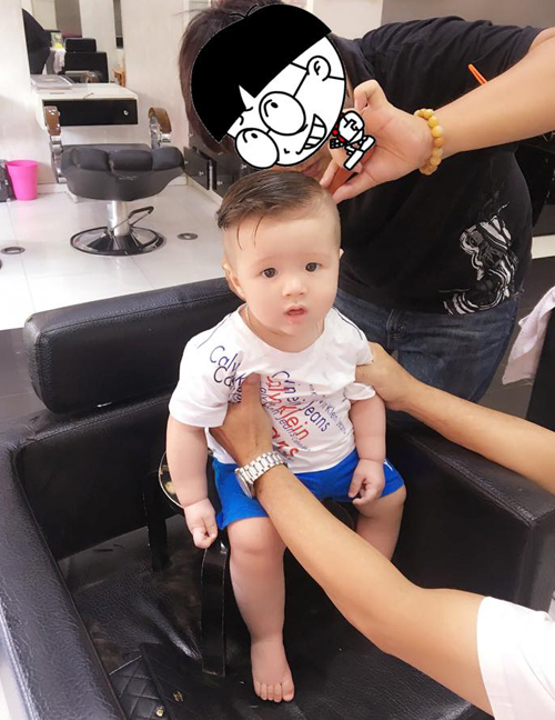 Bé Túc Mạch nhà Elly Trần lần đầu được mẹ đưa đi cắt tóc. Elly viết: 'Xưa giờ anh chưa bao giờ đi cắt tóc. Và lần đầu tiên anh đi cắt là phải cắt luôn kiểu undercut cho hợp thời trang mấy cưng à. Hãy luôn chất chơi như người dơi. Hihi hehe'.