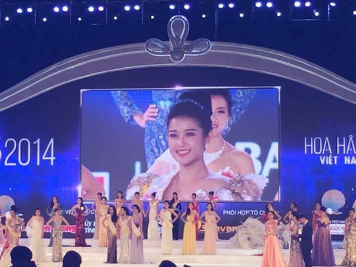 Á hậu Huyền My 'Hôm nay có bạn gửi ảnh mình 2 năm trước. Trông trẻ dữ. Chả bù với bây giờ'.
