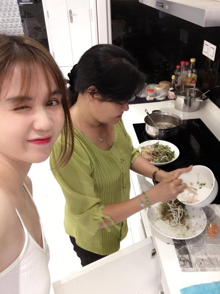 Ngọc Trinh hào hứng khoe 'Mẹ lên là có bún măm măm liền. Bún nước lèo quê tớ nà các bạn. Có bạn nào từng ăn chưa?'.