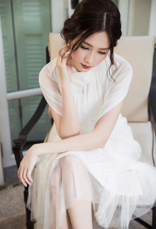 Đặng Thu Thảo hé lộ bức hình trong bộ ảnh mới, 'Điều gì rồi cũng sẽ đến lúc phải quyết định, bởi thời gian có đợi ai bao giờ'.