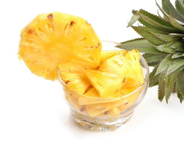 Dứa là một trong những loại quả có vũ khí bí mật để tạo nên bụng phẳng kỳ. Axit có trong dứa có thể triệt tiêu lượng calo dư thừa.