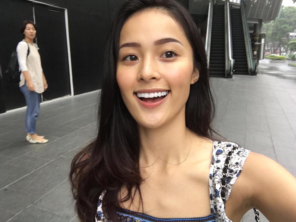 Hotgirl Hạ Vi 'Mọi người đang làm gì rồi' đầy hào hứng ngay ngoài phố.