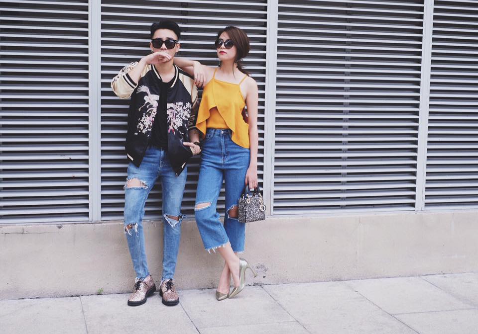 Stylist Hoàng Ku selfile cùng Hoàng Thùy Linh khá sành điệu kèm dòng chú thích 'Đôi bạn tổ lái. Vừa xoè xe nhẹ 1 cái xong làm quả ảnh streetstyle luôn'.