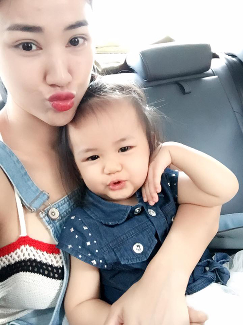 Hai mẹ con Maya chu mỏ chụp hình tự sướng '1 2 3 chu mỏ, hai mẹ con mình cùng chào cả nhà Facebook nào'.