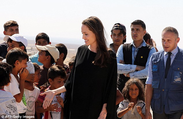 angelina-jolie-phunutoday