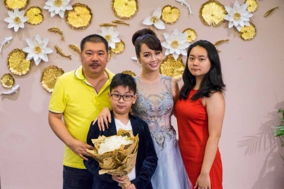 Mai Thu Huyền bất ngờ đăng tải những hình ảnh kỷ niệm 15 năm ngày cưới đúng dịp lễ Valentine. Theo đó, nữ diễn viên 