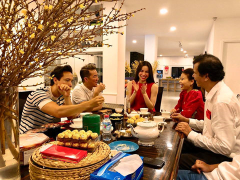 Diễn viên Kim Lý cũng xuất hiện ở nhà nữ ca sĩ gốc Quảng Bình