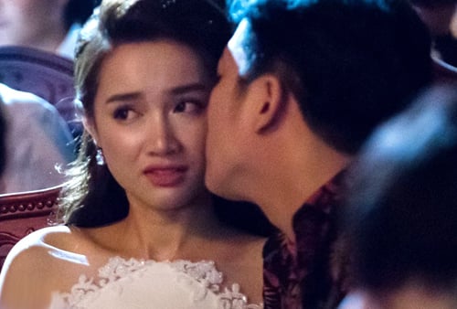 Trường Giang cầu hôn Nhã Phương tại Lễ trao giải Mai Vàng.