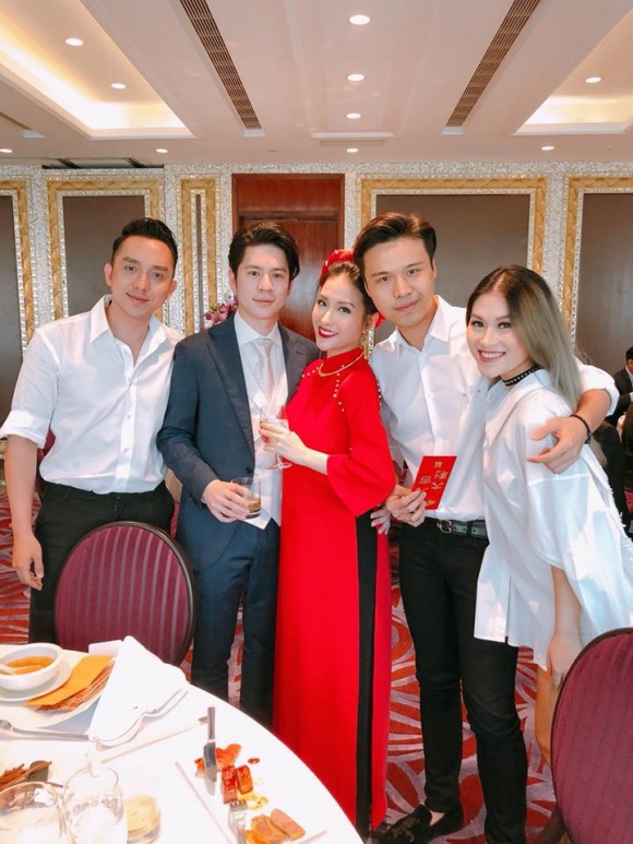Vợ chồng Mai Hồ chụp hình cùng những người bạn.