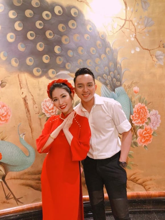 Mai Hồ chụp hình cùng diễn viên La Quốc Hùng