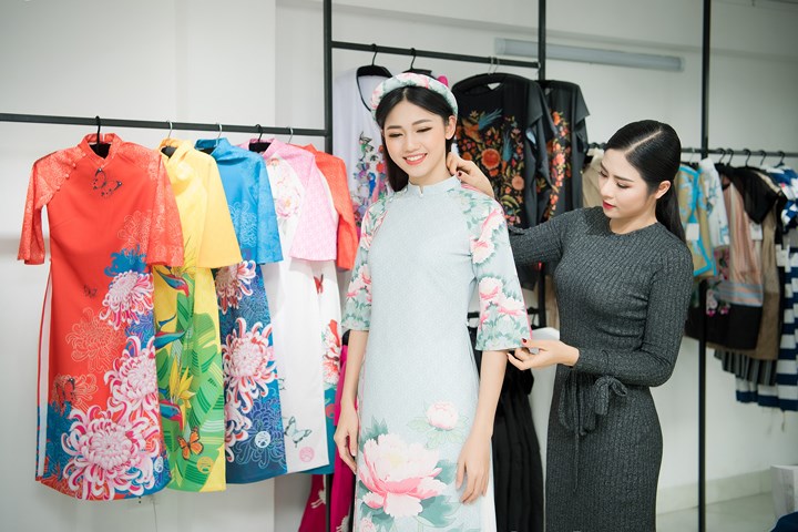 Trong khi đó, Thanh Tú được ưu ái diện thiết kế màu xanh ngọc, giúp cô khoe chiều cao ấn tượng và vẻ đẹp phúc hậu của mình.