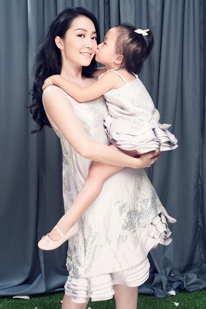 Diễn viên Linh Nga và con gái cưng
