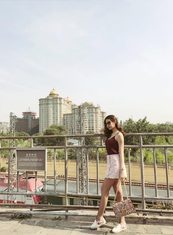 Những thương hiệu thời trang nổi tiếng thế giới được Lê Âu Ngân Anh ưa thích phải kể đến như: Gucci, Louis Vuitton, Channel.